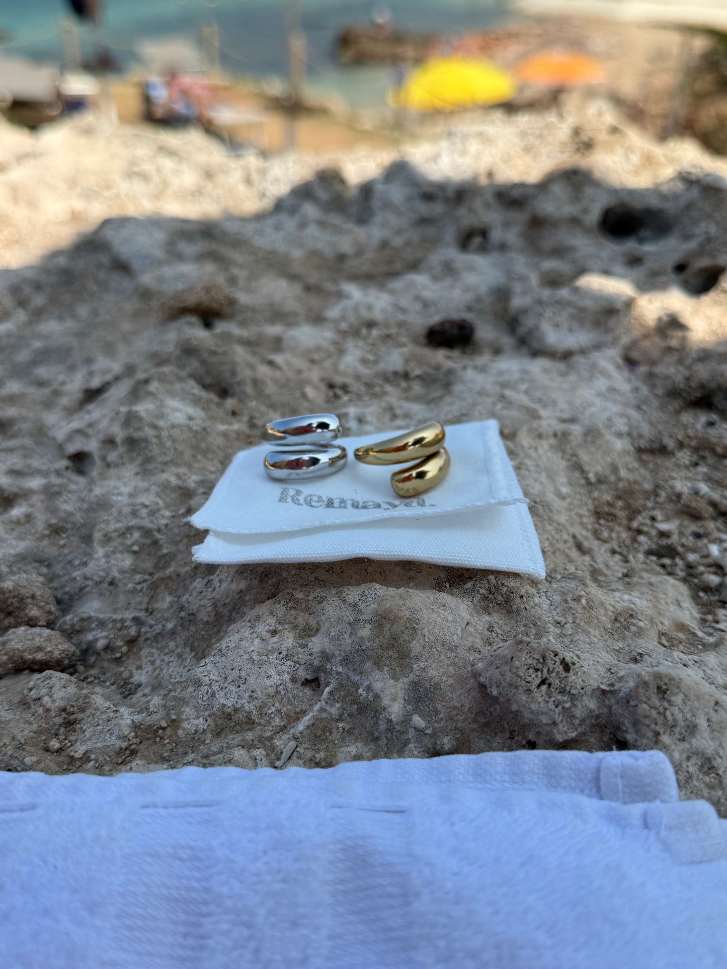 CHUNKY RINGS on a REMAYD WALLET.